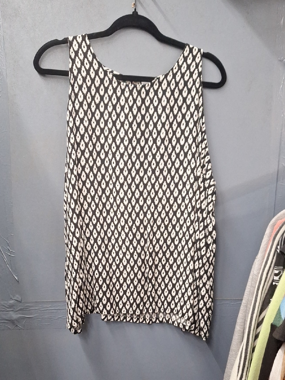 Old Navy Black and White Geometric Sleeveless Tank